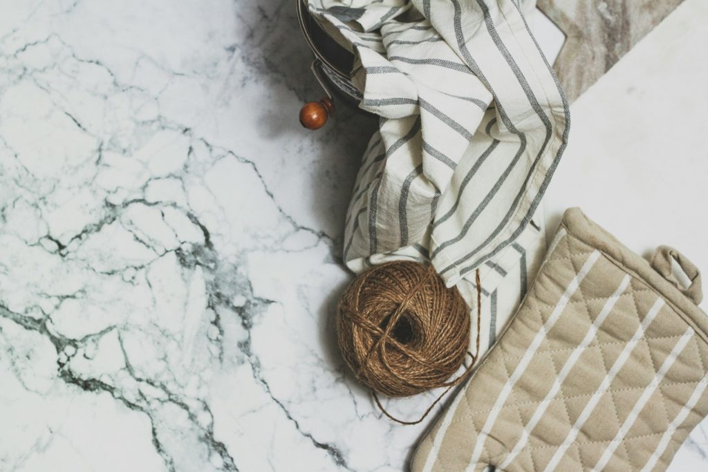 Elásticos de costura organizados sobre mesa