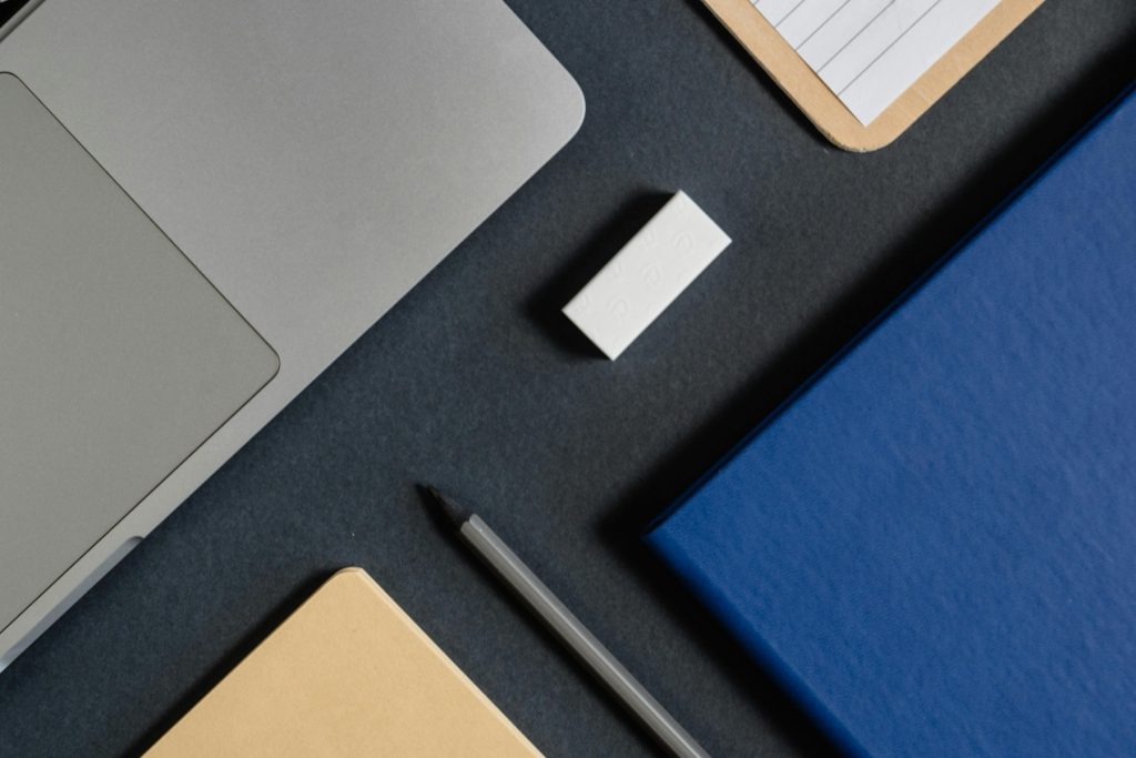 Material escolar em mesa organizada