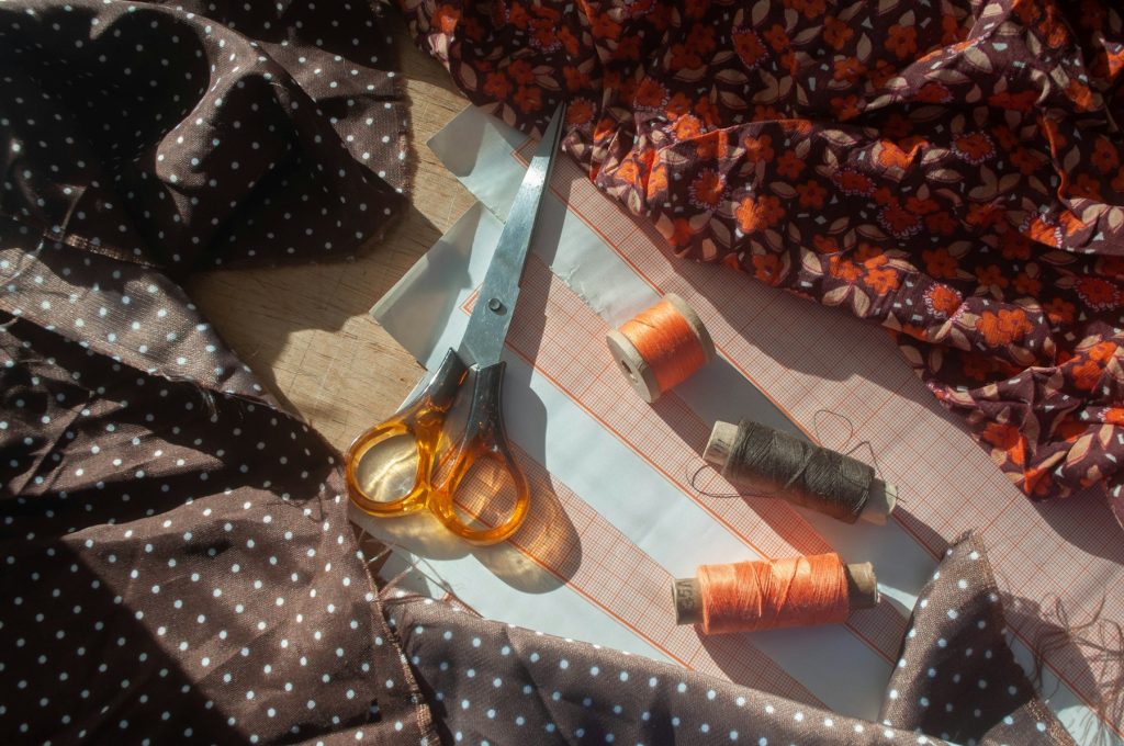 Kit de costura organizado sobre mesa de trabalho