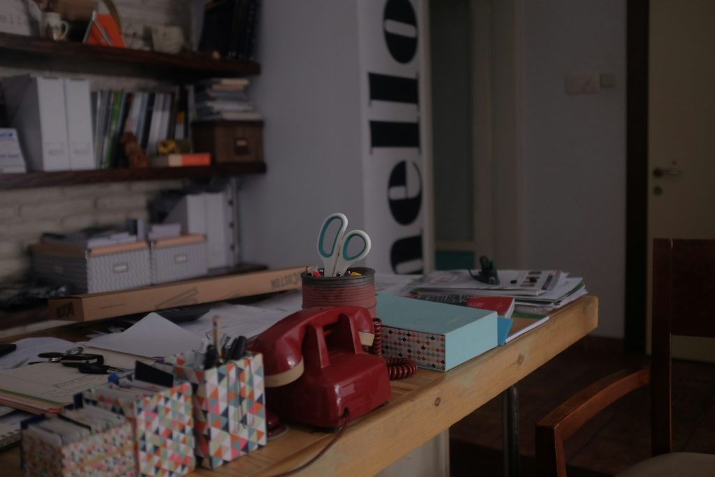 Bancada de costura organizada com materiais e ferramentas