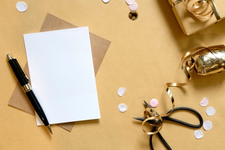 Composição de Páscoa com presente e embalagem