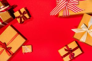 Composição sazonal com presentes e decoração