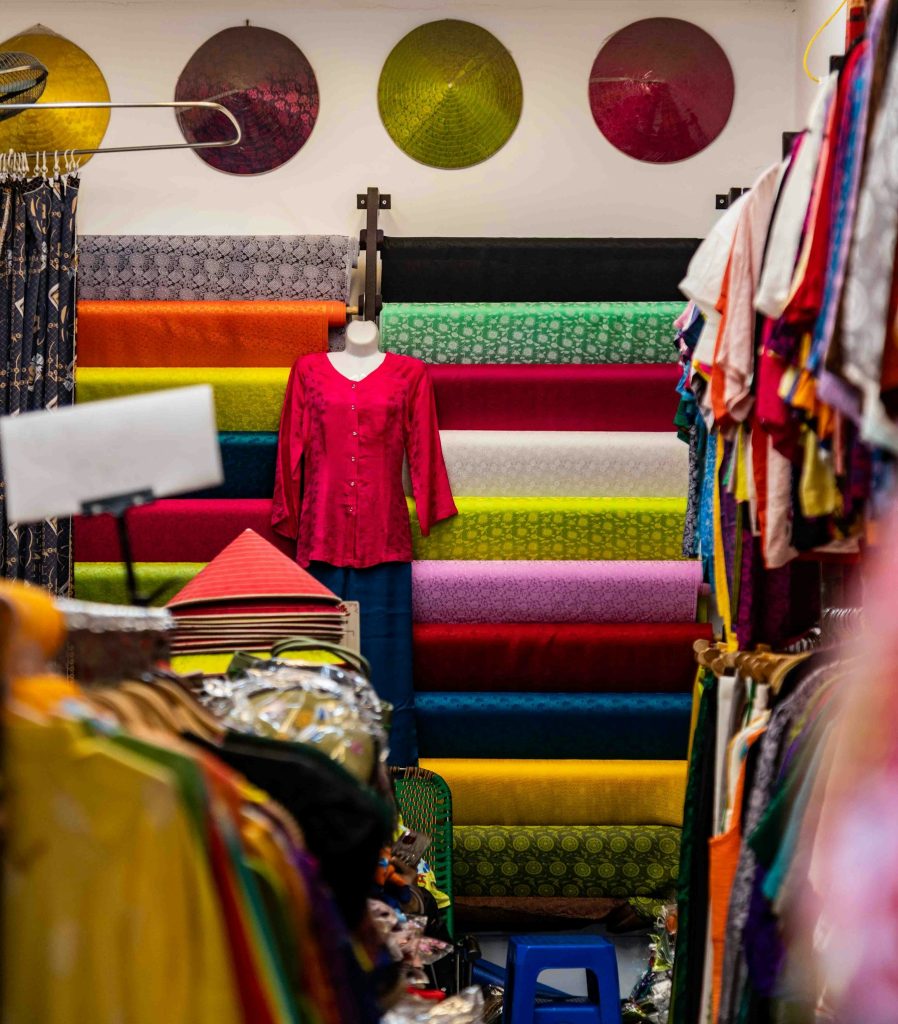 Tecidos coloridos e peças expostas em um ambiente de loja