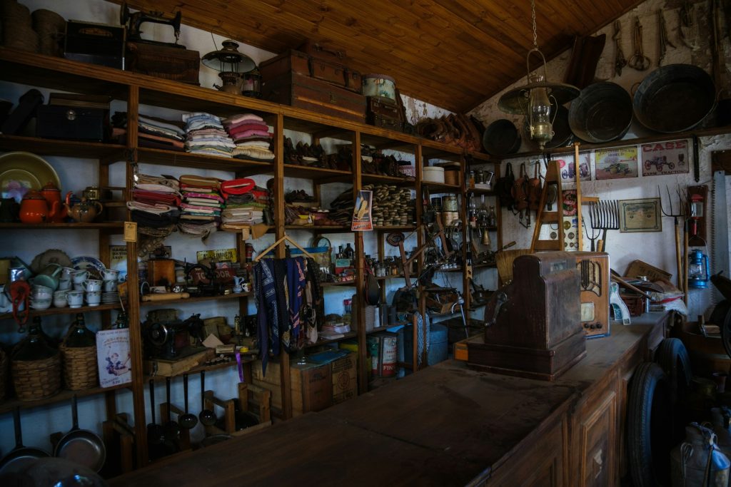 Interior de loja com prateleiras cheias de produtos organizados