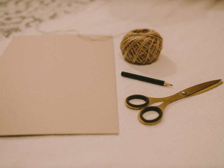 Paleta de tintas para artesanato sobre mesa criativa